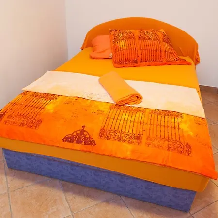 شقة Orange